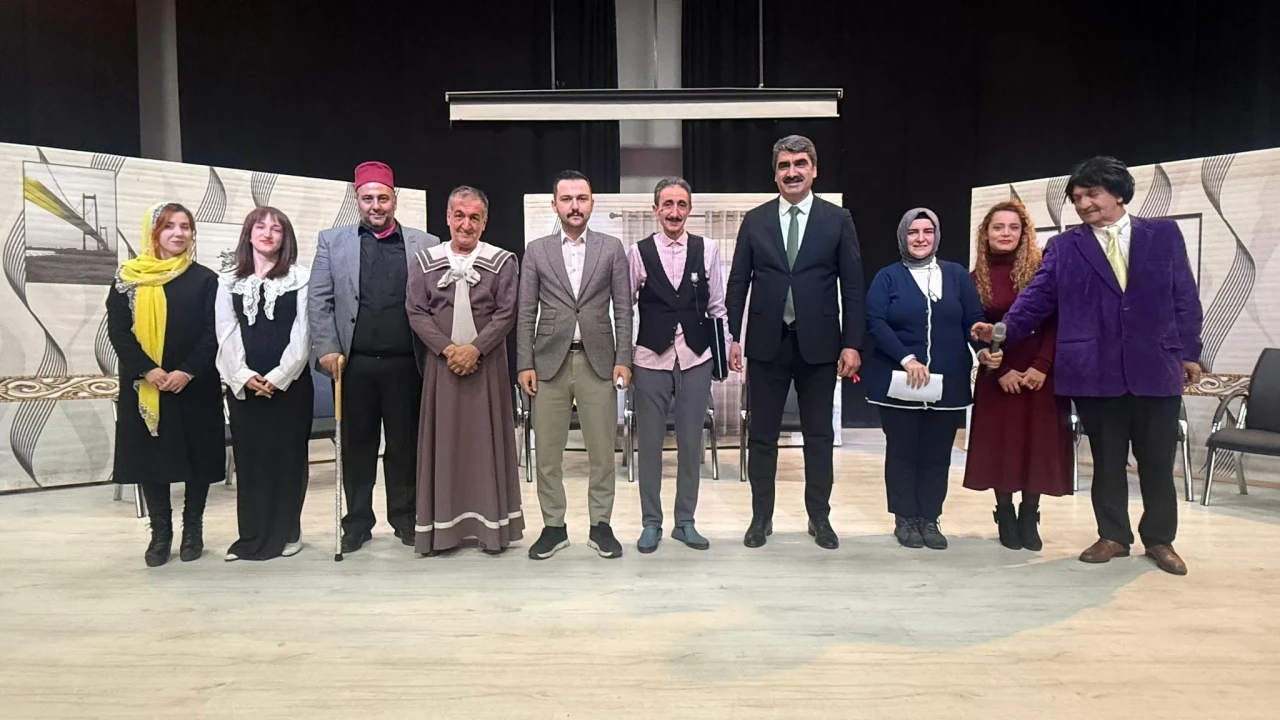 Aşkale'de Kılıbık Hayrullah Tiyatro Oyunu Büyük İlgi Gördü