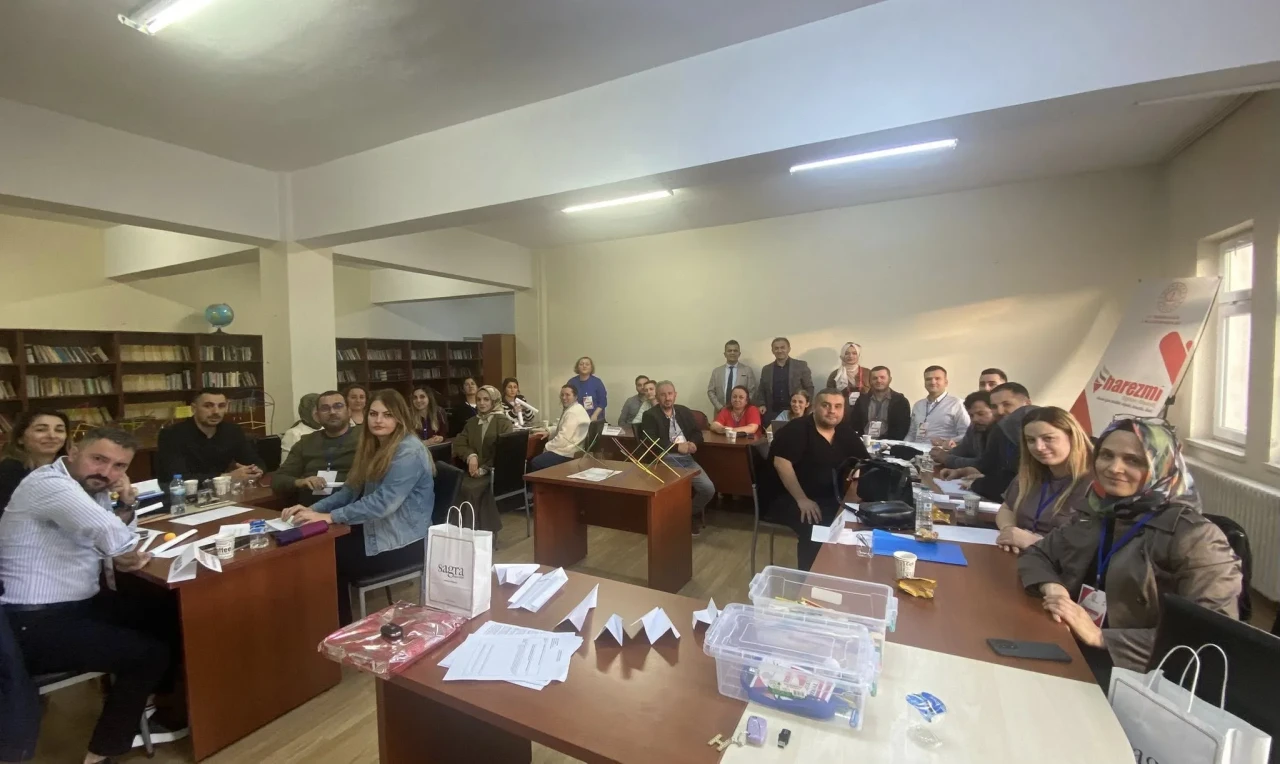 Beşikdüzü'nde Harezmi Eğitim Modeli Eğitici Eğitimleri Yoğun İlgiyle Devam Ediyor