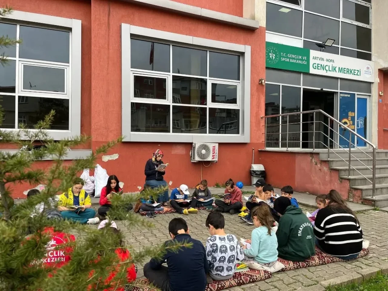 Hopa'da Gençler Doğayla İç İçe Kitap Okuma Etkinliği Düzenledi