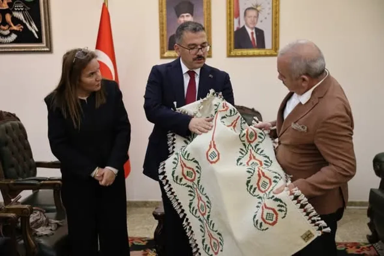 Vali Ercan Turan, Çankırı Heyetini Makamında Kabul Etti ve Şehit Mehmet Çavuş Anıtı’nı Ziyaret Etti