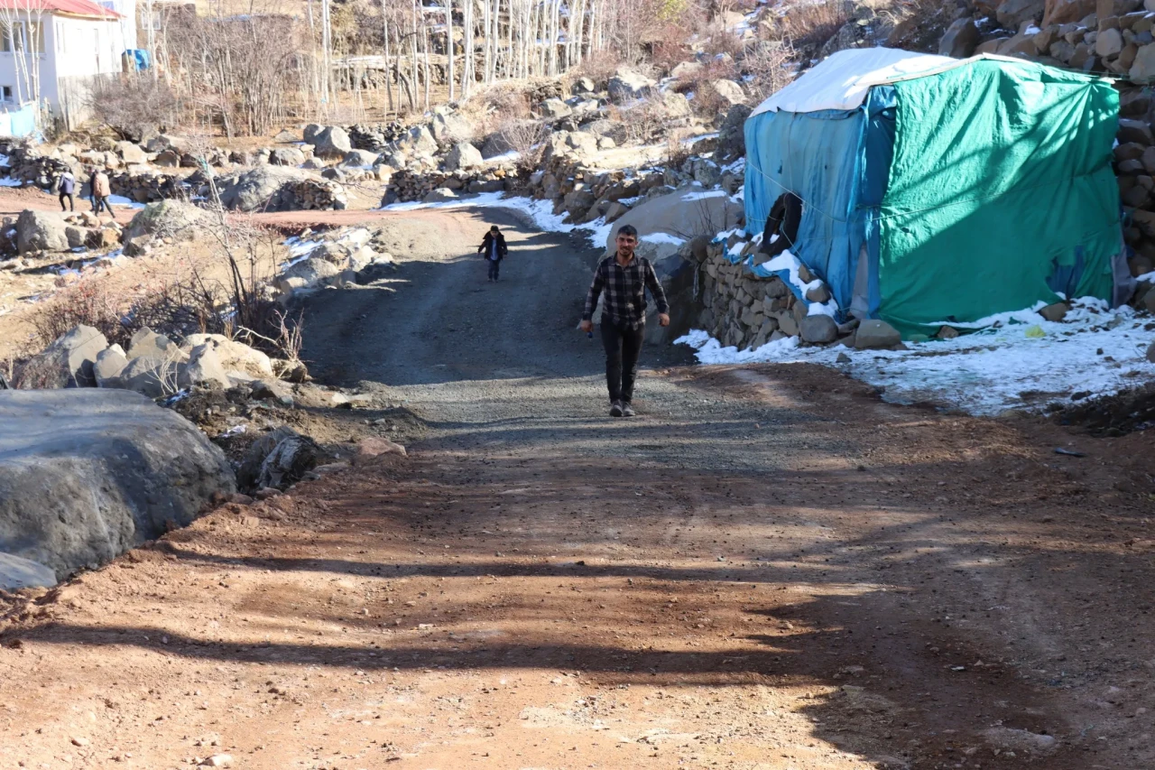Çat Belediyesi Çimenözü Mahallesi'ndeki yol çalışmalarını yerinde inceledi