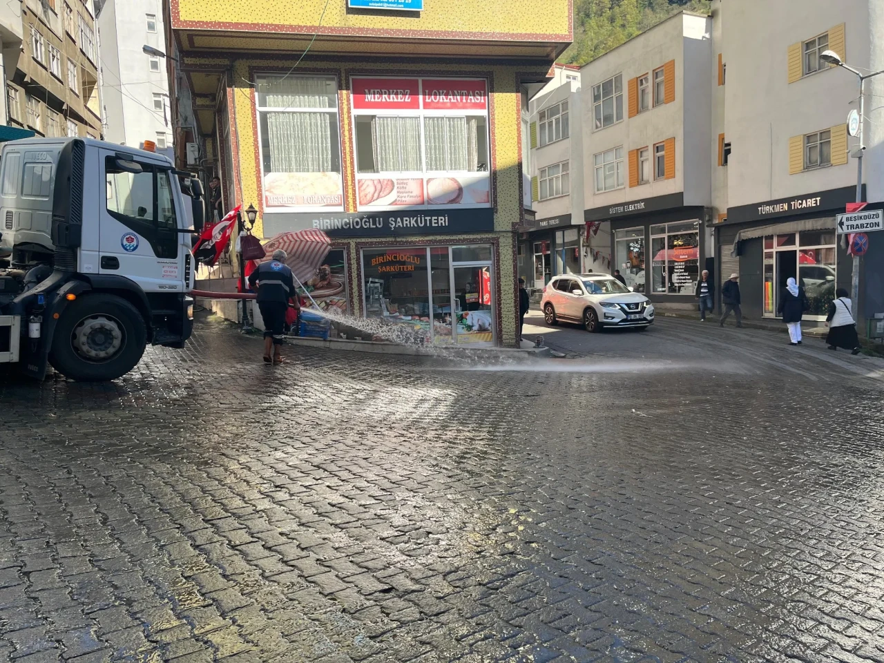 Şalpazarı Belediyesi, temiz bir çevre için temizlik çalışmalarını sürdürüyor