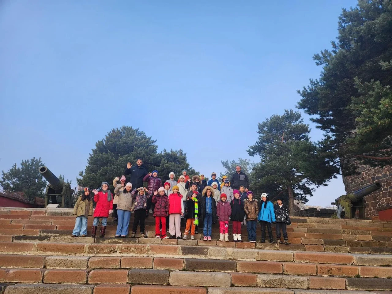 Pazaryolu öğrencileri "Tarihin İzinde Ecdada Vefa" projesi ile Erzurum'da tarihi ve spor etkinlikleri gerçekleştirdi