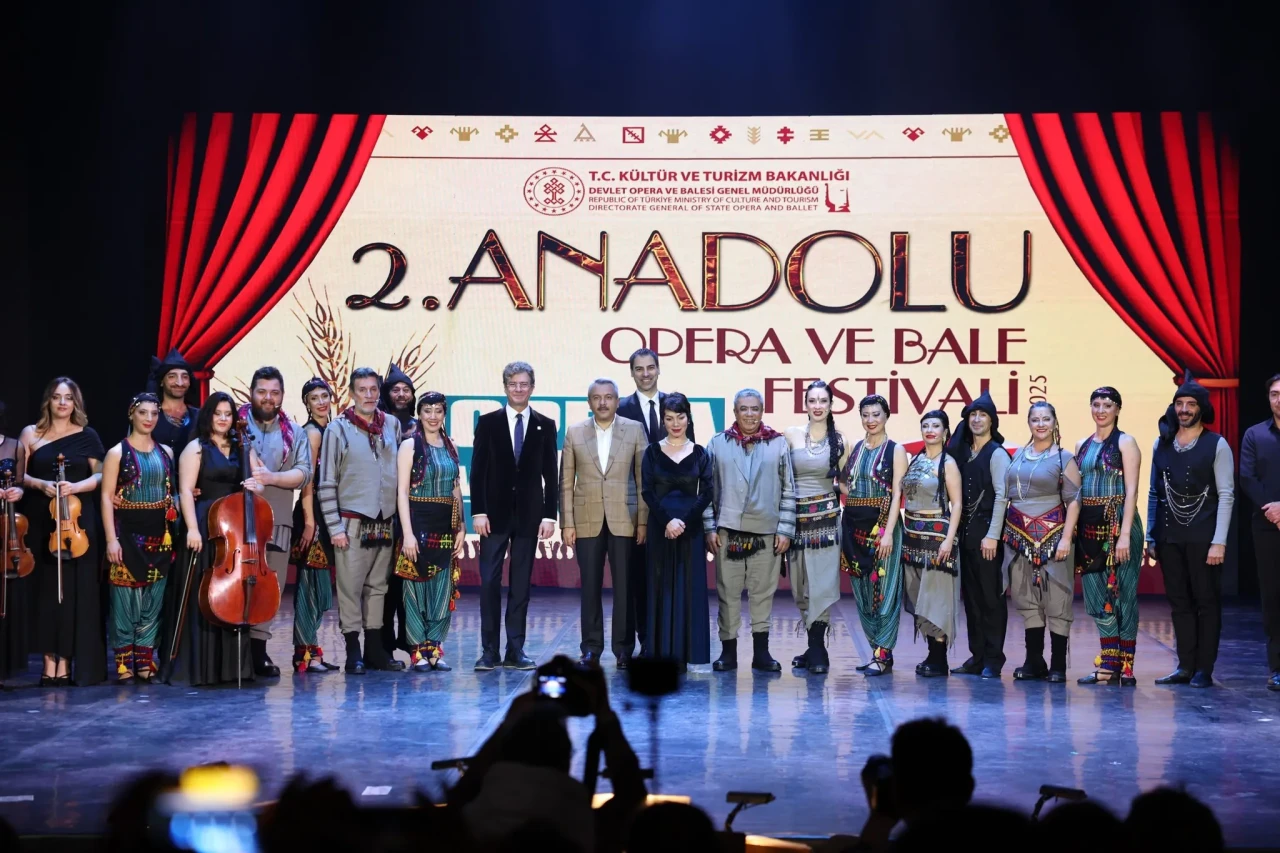 Rize'de 2. Anadolu Opera ve Bale Festivali'nde Folklorama izleyicileri büyüledi