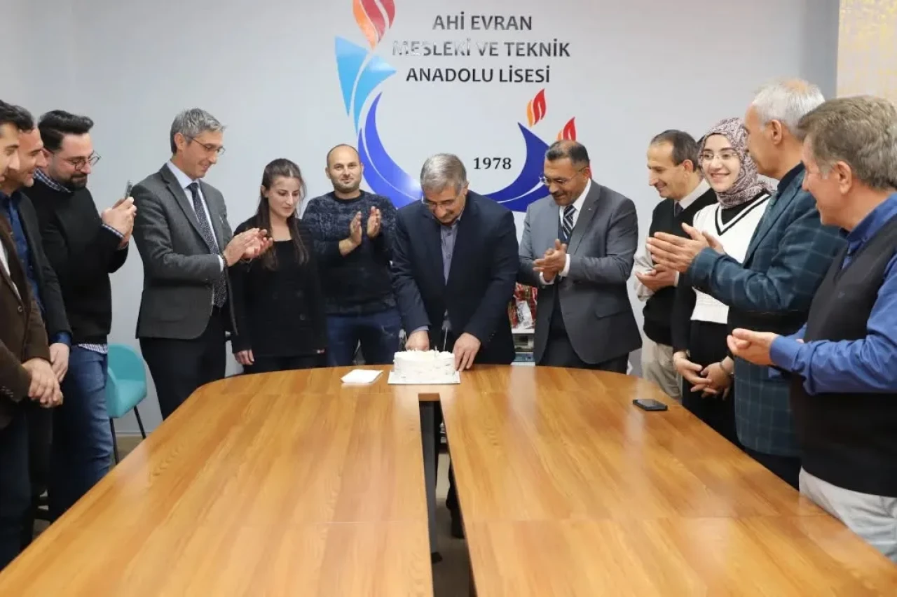 Ahi Evran Lisesi Müdürü Hüseyin Çalışkan'a emeklilik veda töreni düzenlendi