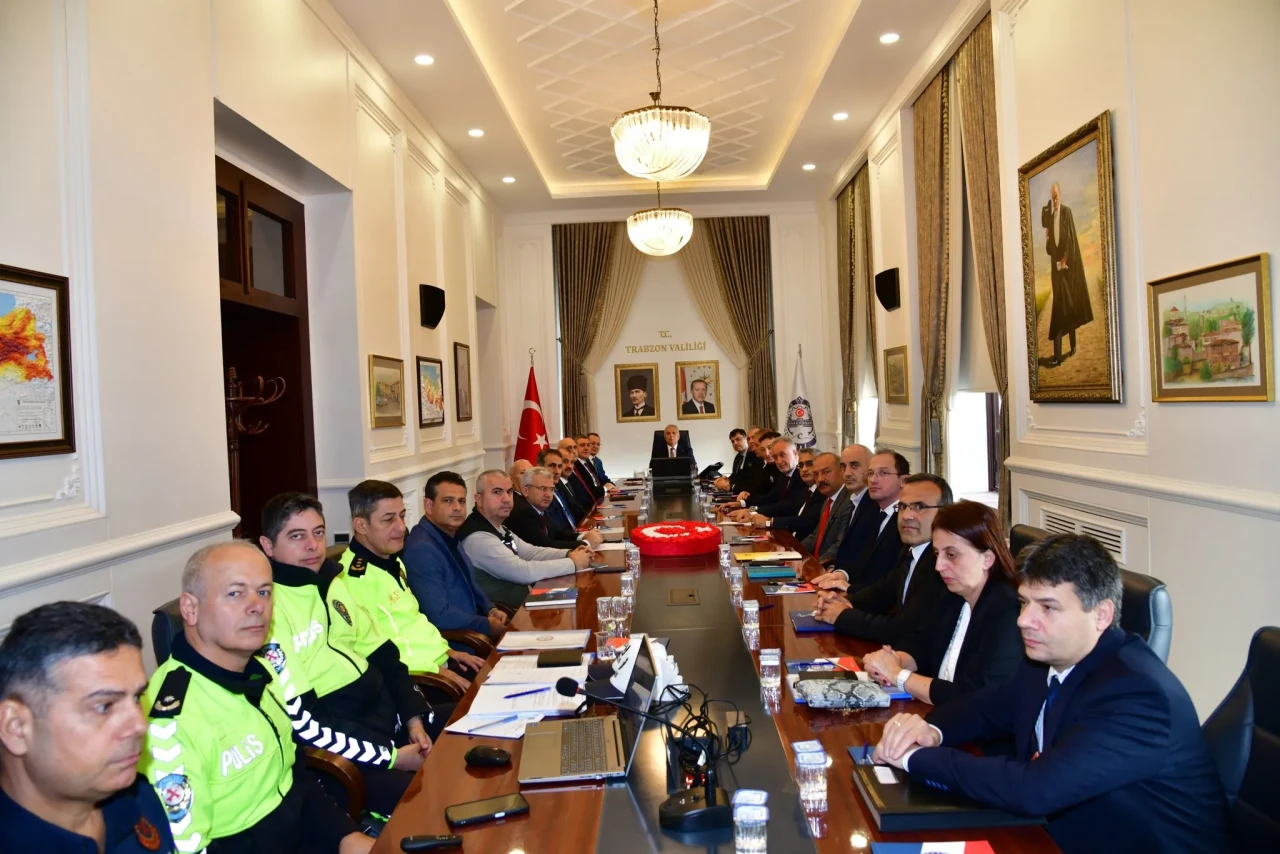 Trabzon'da kışın trafik güvenliği için önlemler alınıyor, koordinasyon toplantısı düzenlendi