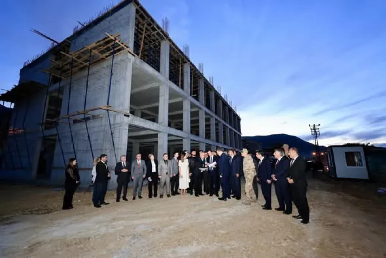 Mutki Devlet Hastanesi İnşaatında İnceleme: Vali Karakaya Çalışmaları Yerinde Gözlemledi