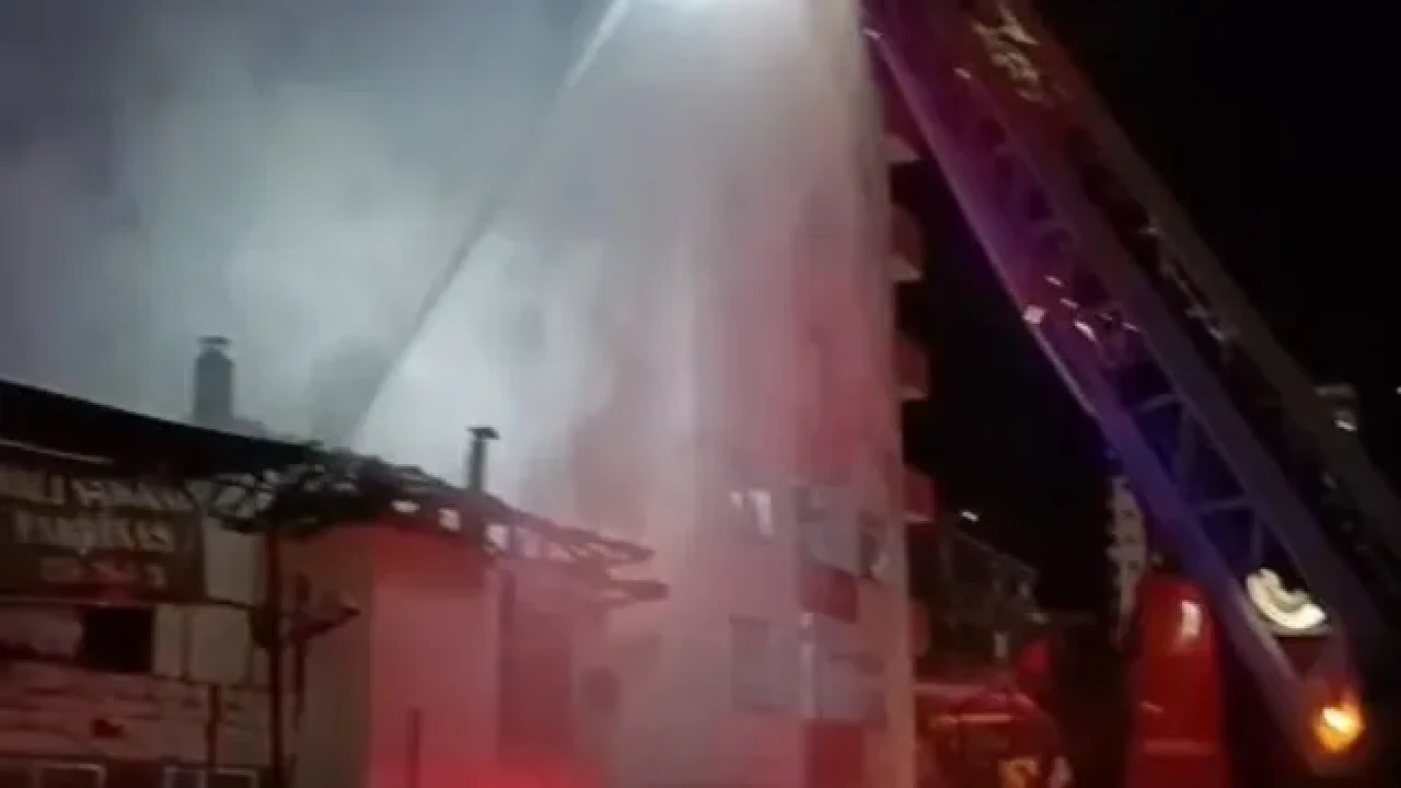 Rize'de 2 katlı evde çıkan yangın söndürüldü
