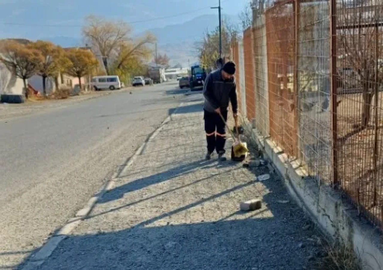 Oltu Belediyesi, şehri temiz tutmak için çalışmalarına kararlılıkla devam ediyor