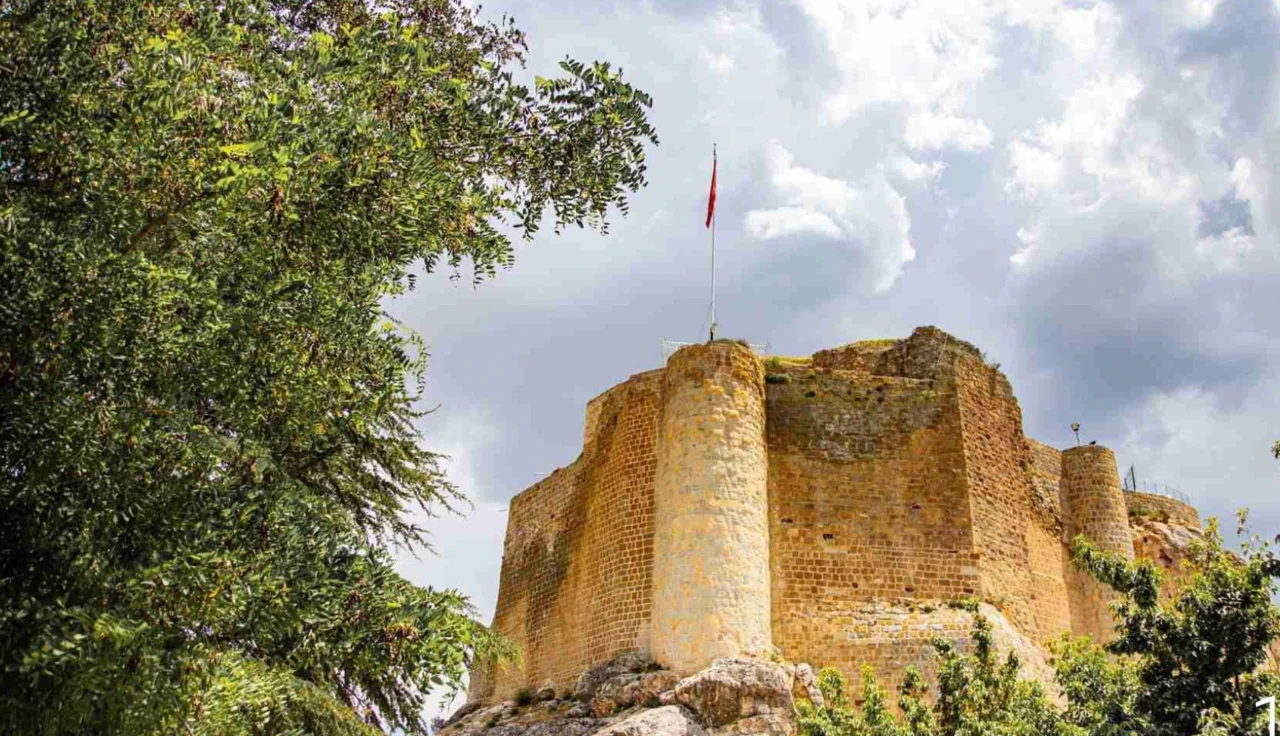 Süt Kalesi ve Taş Olan Kadın Efsanesi