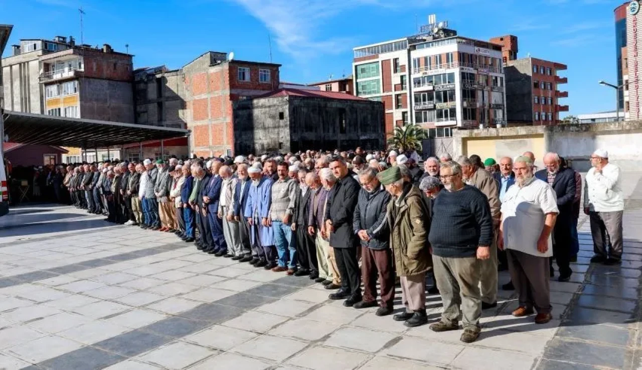 Rize’de Eski Milletvekili Hüseyin Avni Kabaoğlu Dualarla Son Yolculuğuna Uğurlandı