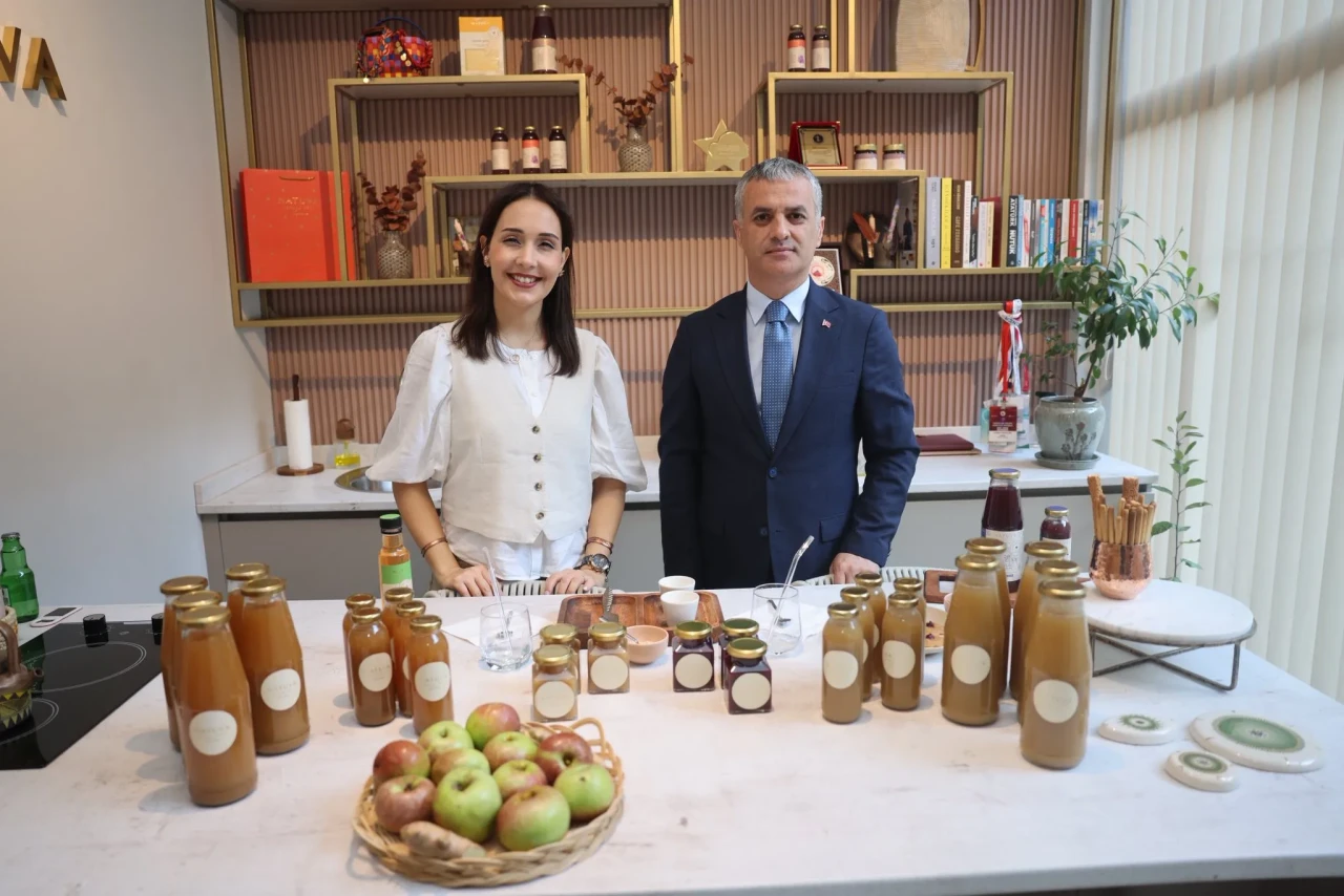 Yomra Belediye Başkanı Bıyık, Natuva firmasını ziyaret etti, girişimci Kargı'yı tebrik etti