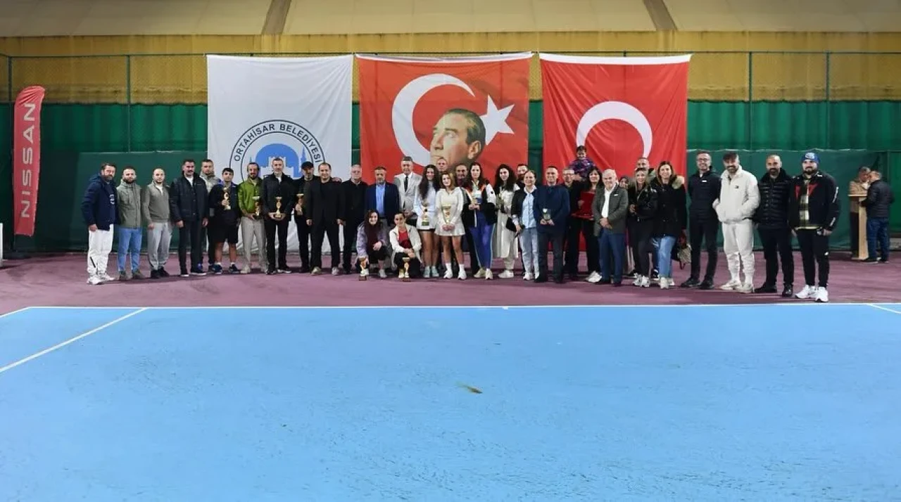 Ortahisar'da Cumhuriyet Bayramı Tenis Turnuvası coşkuyla gerçekleştirildi