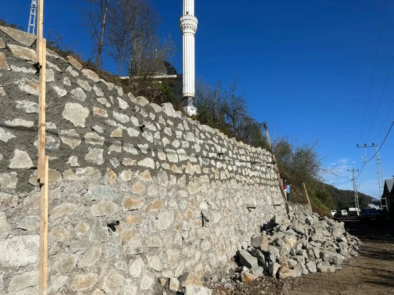 Akçaabat'ta Mahalle Yollarında Temizlik ve Bakım Çalışmaları Devam Ediyor
