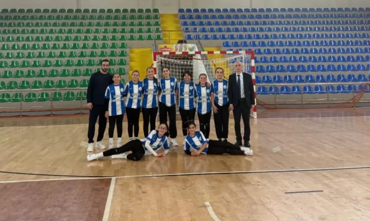 İyidere'de Hazar Çaysan Ortaokulu Voleybol Takımı çeyrek finale yükseldi