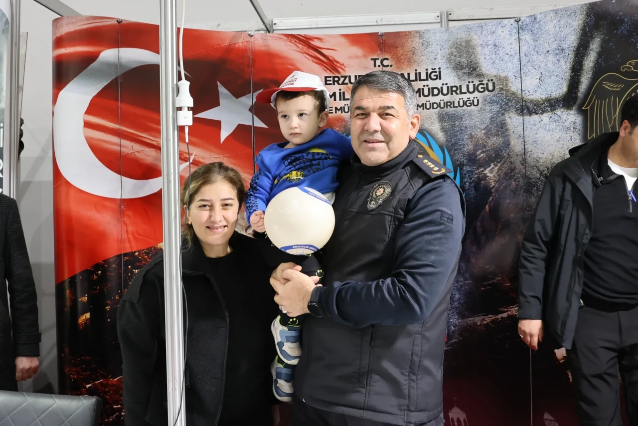 Erzurum Emniyet Müdürü Karaburun, Kitap Fuarı'nda çocuklarla güvenlik bilinci oluşturdu