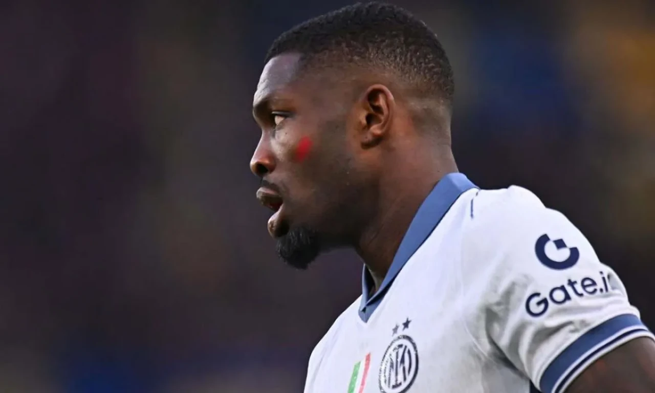 İtalya Serie A'da futbolcular Şiddete Kırmızı Kart diyerek kadına yönelik şiddete dikkat çekiyor