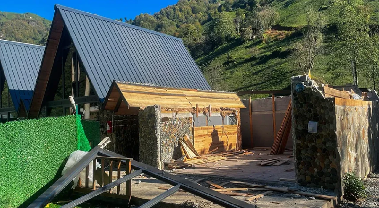 Rize'de Fırtına Vadisi'ndeki 77 riskli yapı kaldırıldı, güvenlik ve doğal güzellikler korunacak.