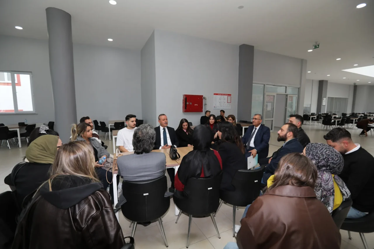 Rektör Elmastaş, Güzel Sanatlar Fakültesi’nde Öğrencilerle Buluştu ve Atölye İncelemelerinde Bulundu