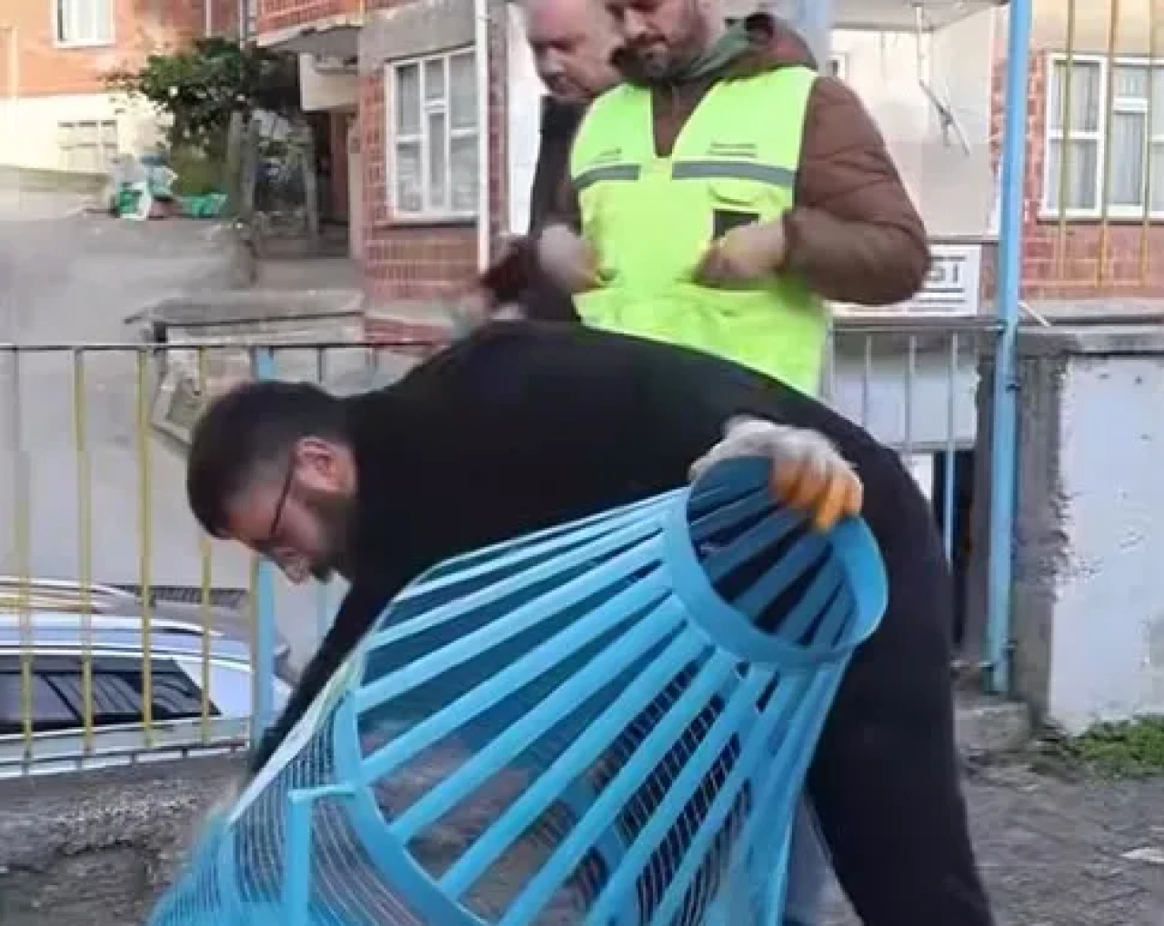 Hopa'da geri dönüşüm bilinci için okullara özel atık sepetleri yerleştirildi