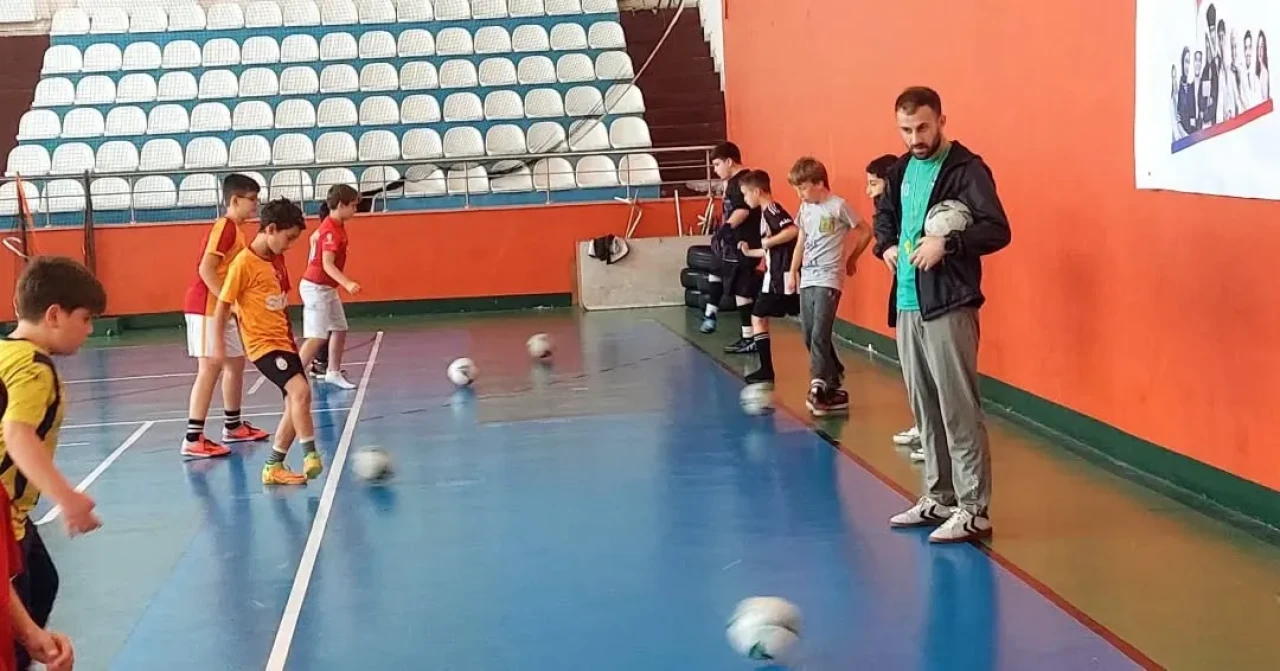 Hopa'da gençler futbol antrenmanlarıyla spor tutkusunu keşfediyor