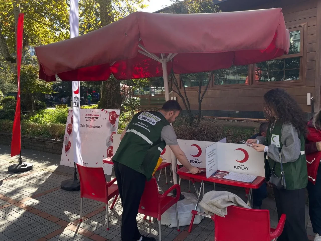 Rize Yeşilay, kan bağışı etkinliğinde bağımlılıkla mücadele çalışmalarını tanıttı