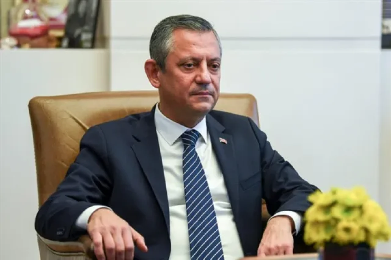 CHP Lideri Özgür Özel, İstanbul Maratonu'nda koşarken eğitimde eşitlik mesajı verdi