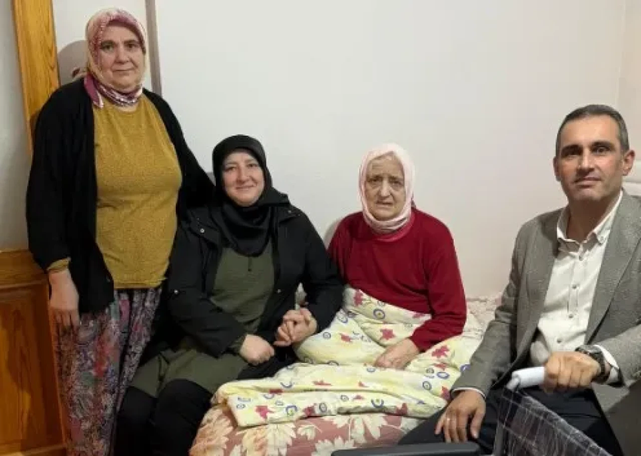 AK Parti Yomra'dan anlamlı sosyal sorumluluk: İhtiyaç sahibine tekerlekli sandalye desteği