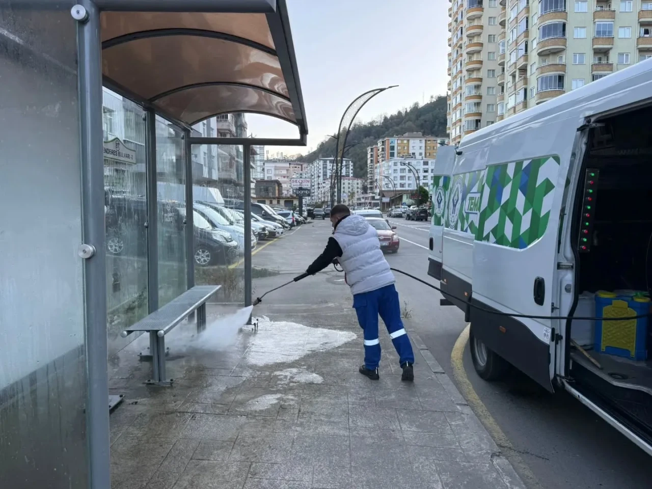 Rize’de Duraklar ve Ortak Alanlarda Temizlik Seferberliği