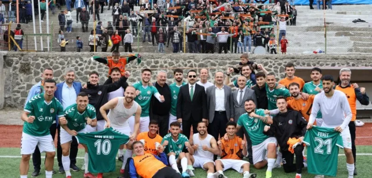 Murgul Kaymakamı ve heyeti, Murgul Belediyespor maçını izleyerek dostluk mesajı verdi