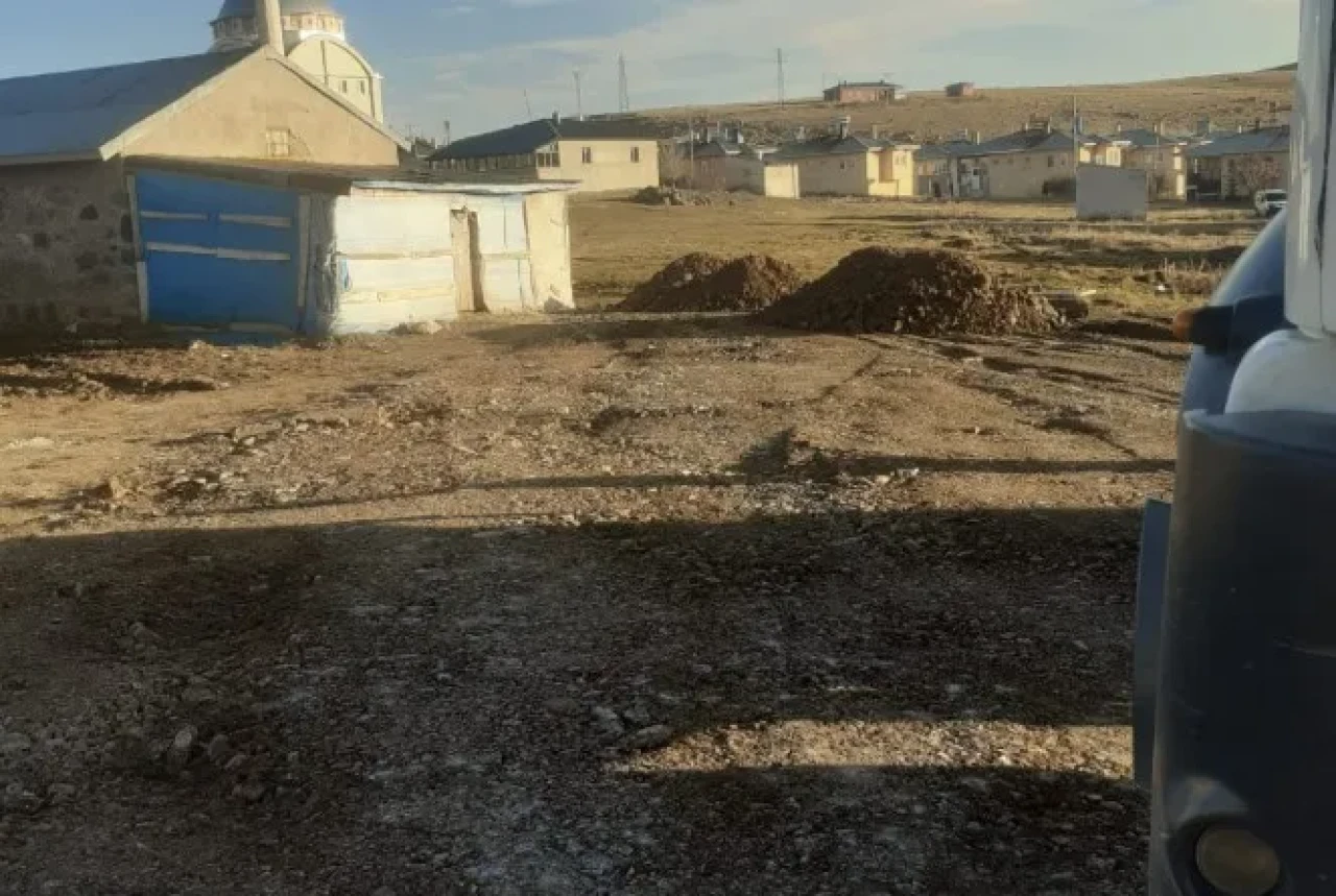 Çat Belediyesi kış hazırlıklarını hızlandırdı: Mahallede yollar düzenlendi, ulaşım güvenliği artırıldı