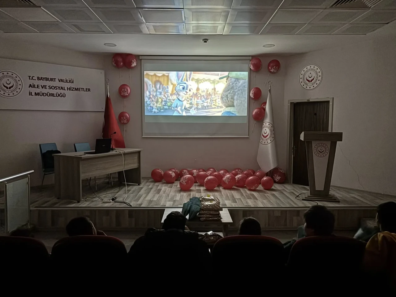 Bayburt'ta çocuklar için sosyal sorumluluk projesi: Eğitici etkinlikler ve hediyeler dağıtıldı