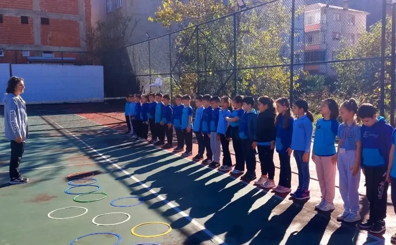 Hopa'da Öğrencilere Tenis Eğitimi: Genç Sporcular Yetişiyor!