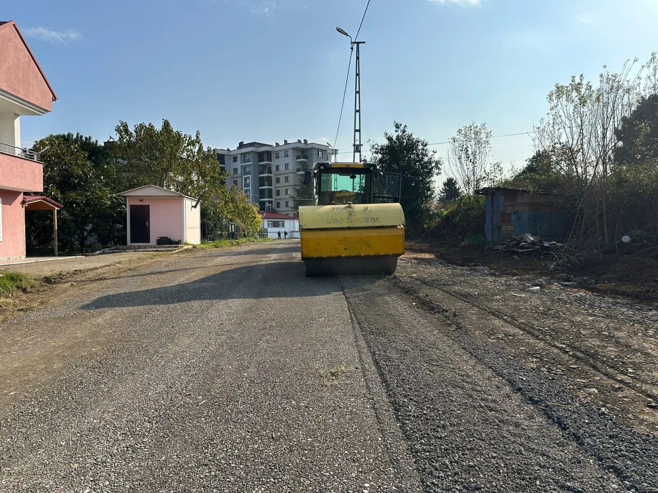 Beşikdüzü'nde yolların bakımı hız kesmeden devam ediyor, ulaşım konforu artıyor