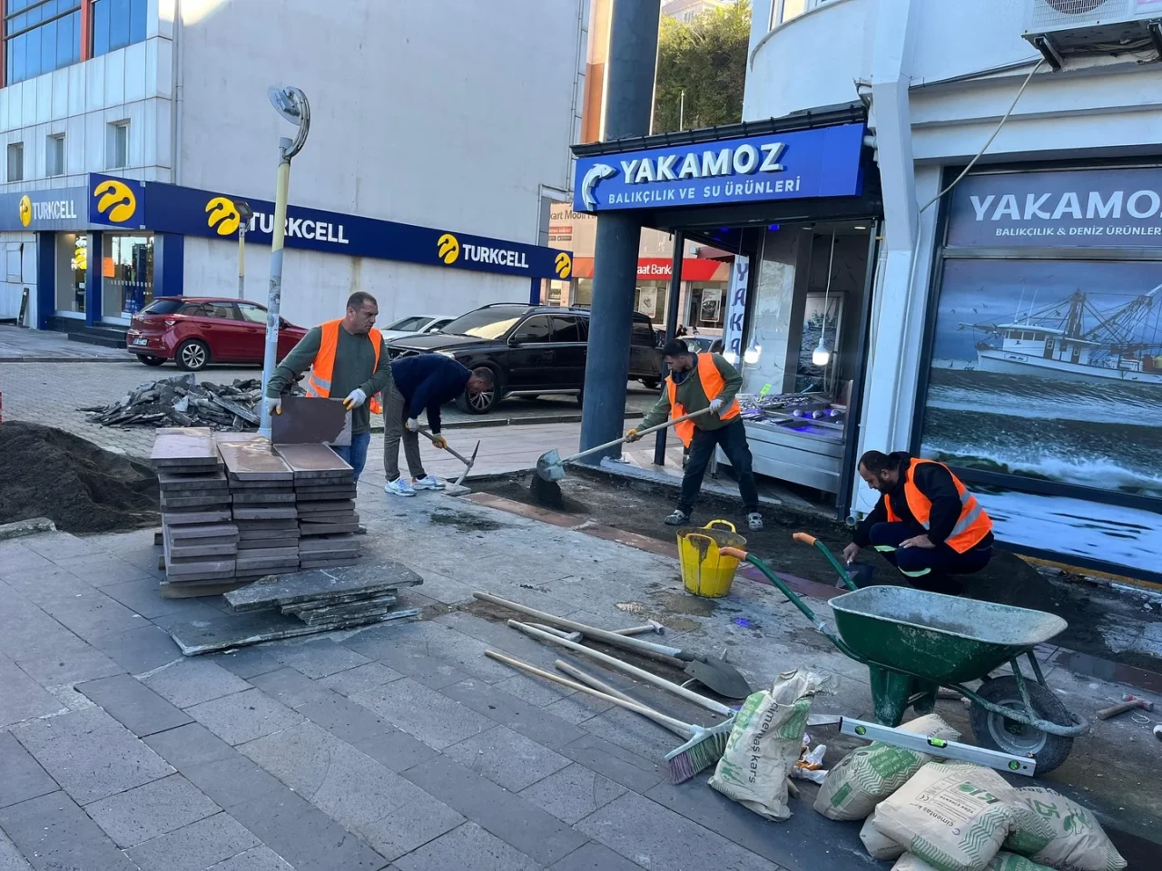Hopa Belediyesi, kent estetiğini artırmak için kapsamlı bakım-onarım çalışmaları yürütüyor