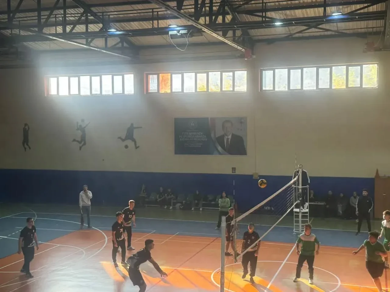 Borçka'da Voleybol Genç Erkekler İlçe Birinciliği'nde Anadolu Lisesi 3-0'la galip geldi