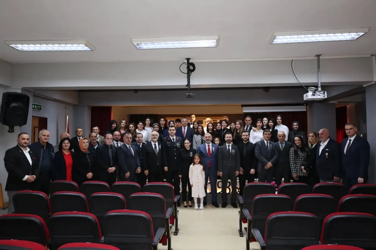 Arsin'de 10 Kasım Anma Programı: Öğrencilere Ödüller Verildi