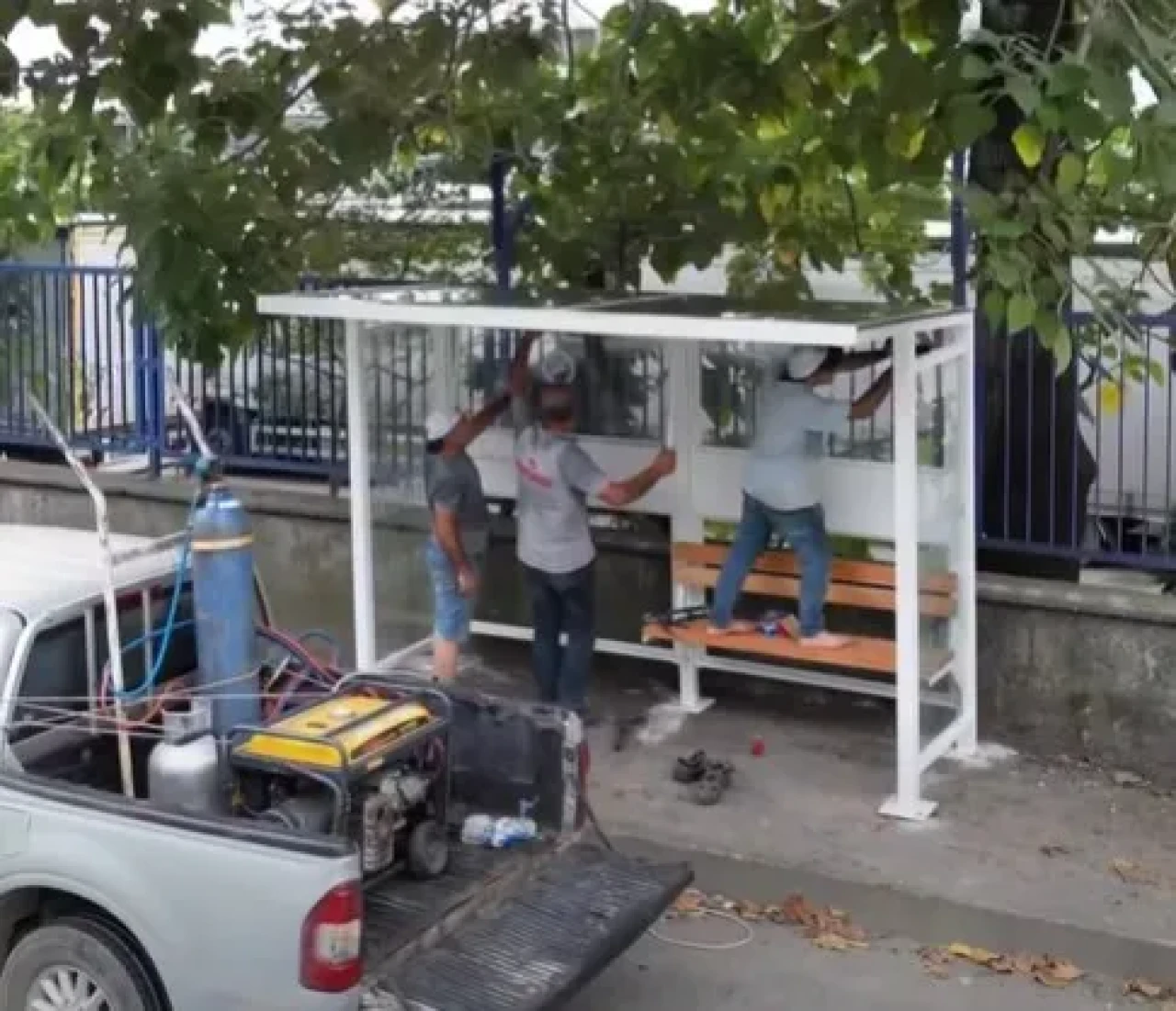 Hopa Belediyesi, vatandaşlar için modern durak yenileme çalışmalarını sürdürüyor