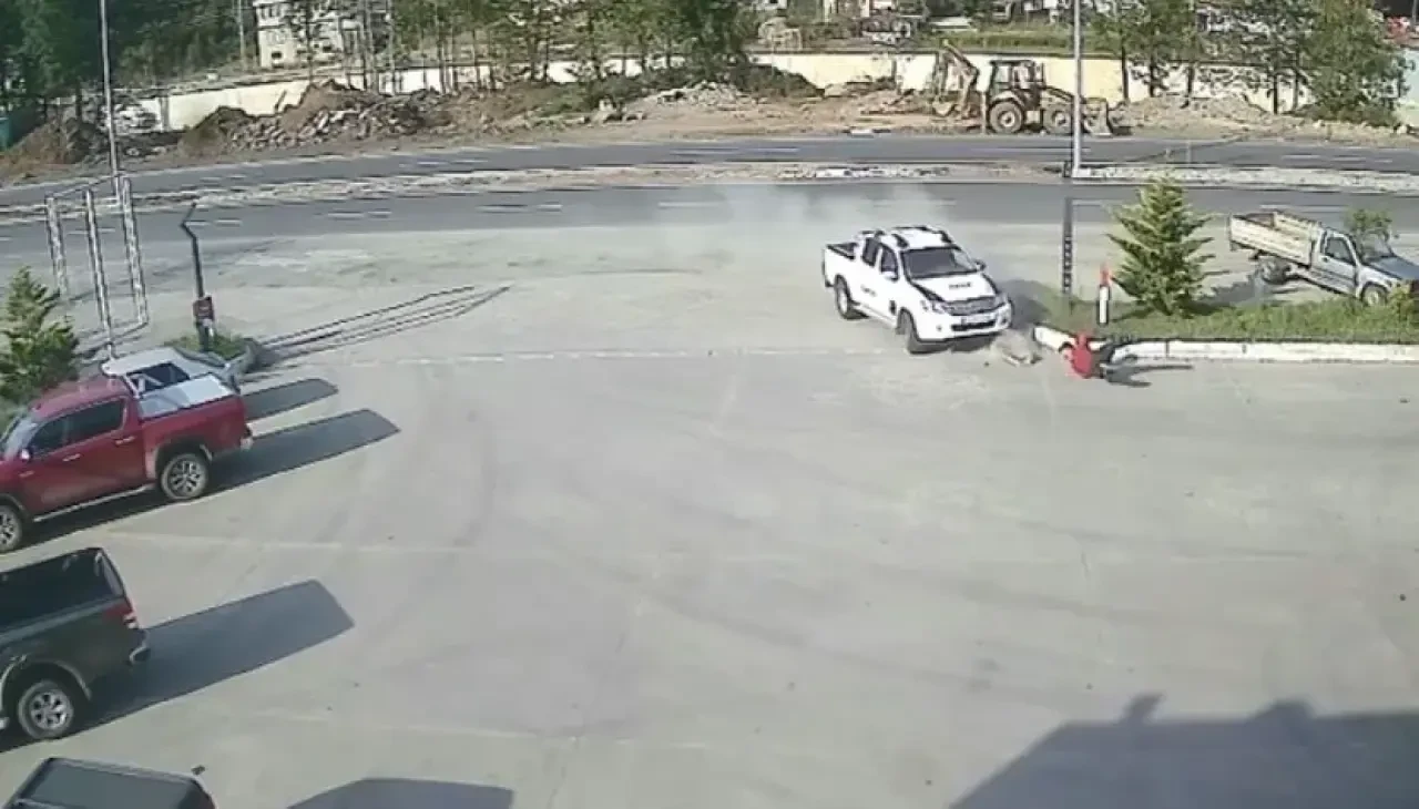 Artvin'de Akaryakıt İstasyonunda Çalışan İşçiye Kamyonetle Çarpıldı