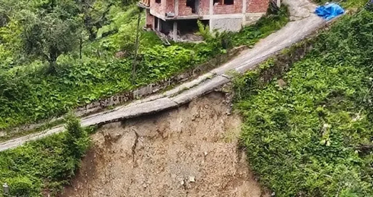 Çayeli’nde Köy Yolu Niye Açılmıyor