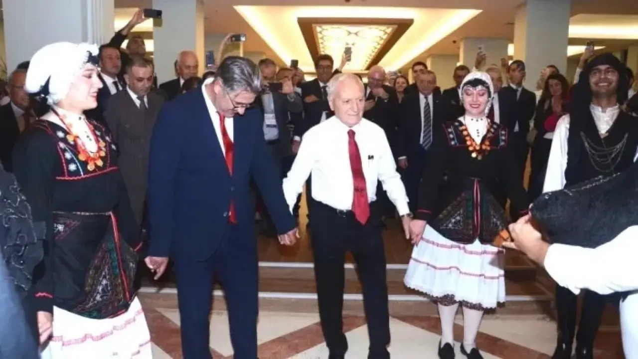 "Rizeli Prof. Dr. Mehmet Haberal: Bilimdeki Başarılarının Yanında Horonla da Zirveye Çıkıyor"