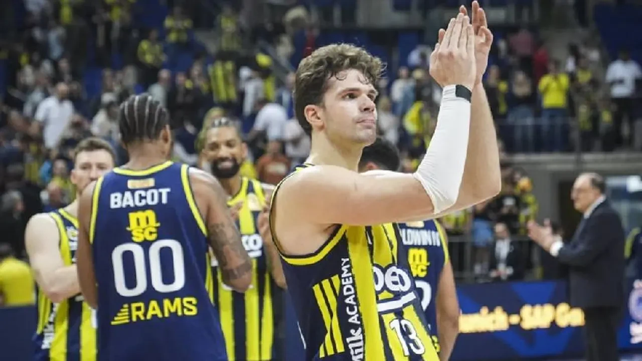 İsrail takımıyla oynayan Fenerbahçe taraftarı Filistin bayrakları açtı
