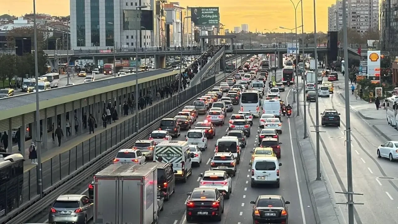 İstanbul trafiği kilitlendi: Yoğunluk yüzde 70’e ulaştı