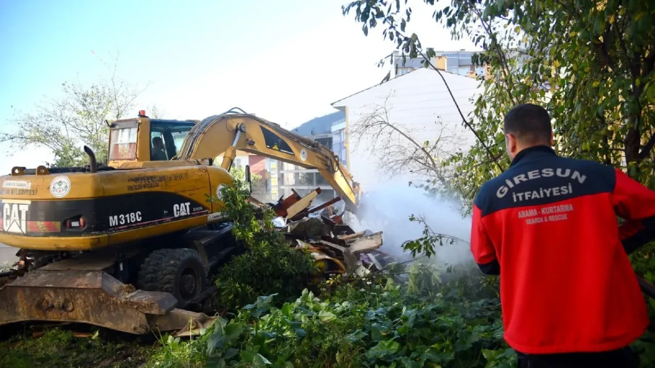 Boş Binalar Yeniden Güvenli Hale Getiriliyor: Belediye Yıkım Çalışmalarına Hız Verdi