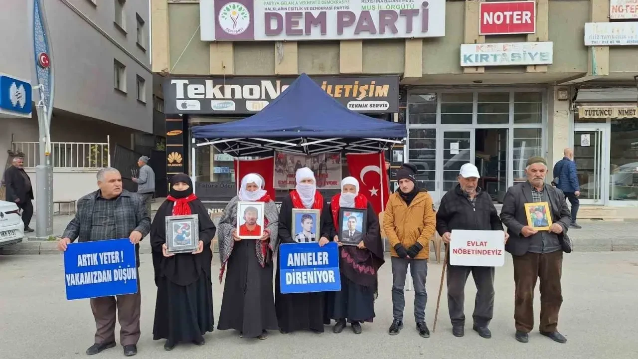 Muş'ta Evlat Nöbeti 222. Haftasında: Ailelerden Çocuklarına "Teslim Olun" Çağrısı