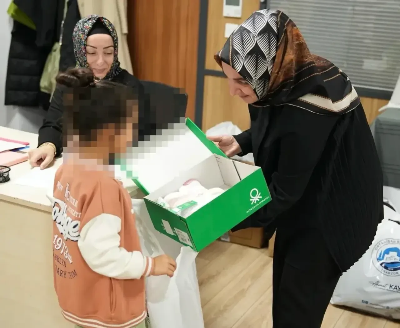 Ortahisar Belediyesi’nden İhtiyaç Sahibi Çocuklara Mont ve Bot Desteği