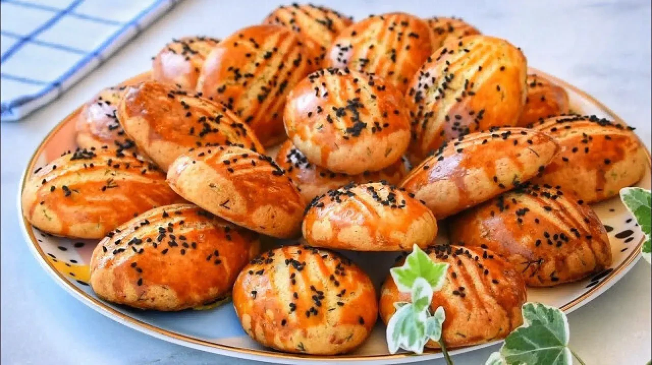 "Pastane Lezzetini Yakalayın: Pratik ve Yumuşak Poğaça Yapmanın 5 Farklı Yolu!"