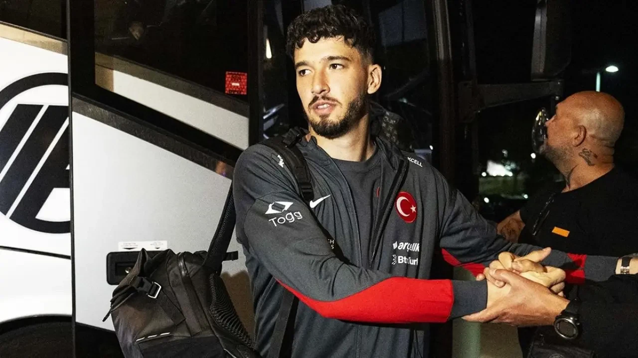 Altay Bayındır'ın Performansı Tartışma Yarattı: Taraftarlar Tepkilerini Gösterdi!