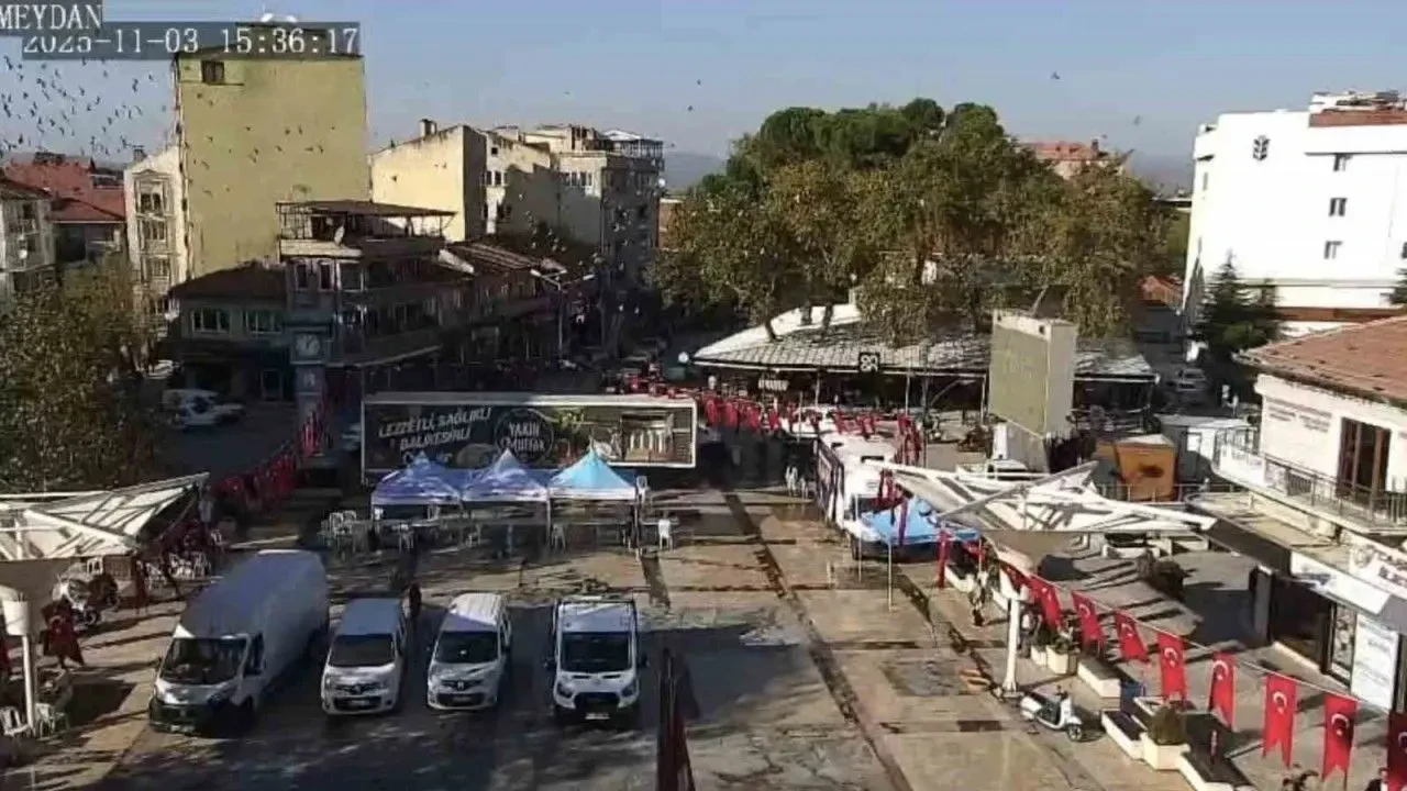 Sındırgı’da 4.9 büyüklüğündeki deprem anı kameralara