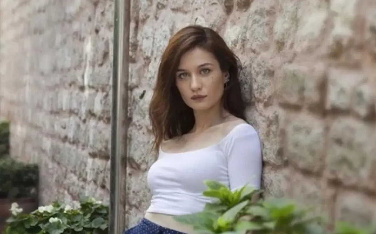 ‘Taşacak Bu Deniz’ Projesinin Yıldızı Berna Koraltürk Kimdir? İşte Yaşamı ve Kariyeri Hakkında Bilgiler